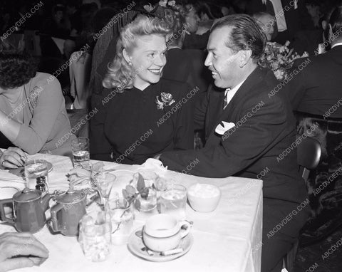 candid Hollywood Alice Faye dining out afaye-07