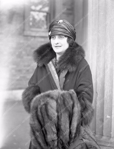 Clara Kimball Young portrait in fashionable fur collar and muffler cky810-03