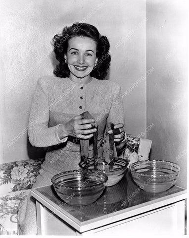 Catherine Mcleod does home economics for LUX Soap 8b20-0107