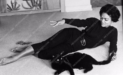 cool Eartha Kitt relaxes with her kitty cat 8b20-0212