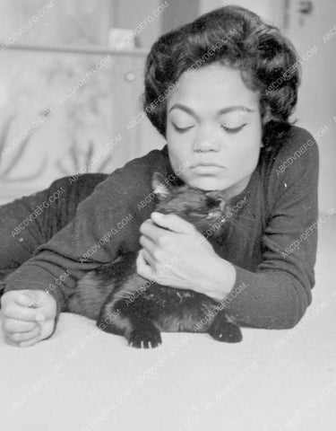 cool Eartha Kitt relaxes with her kitty cat 8b20-0213