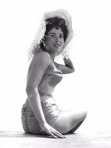 Mara Lane in swimsuit and straw hat 8b20-0417