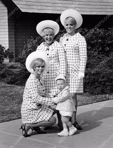 musical family The King Sisters and child Happy Easter 8b20-0637