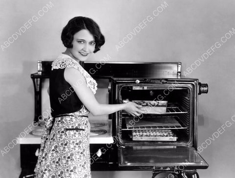 cool old oven modeled by Dorothy Sebastian 8b20-0910