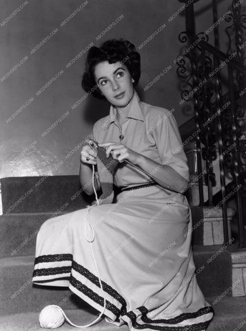 a little knitting keeps Elizabeth Taylor busy behind the scenes 8b20-0999