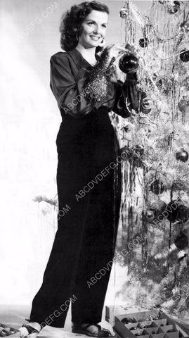 Jane Russell decorates the Christmas Tree 8b20-10057