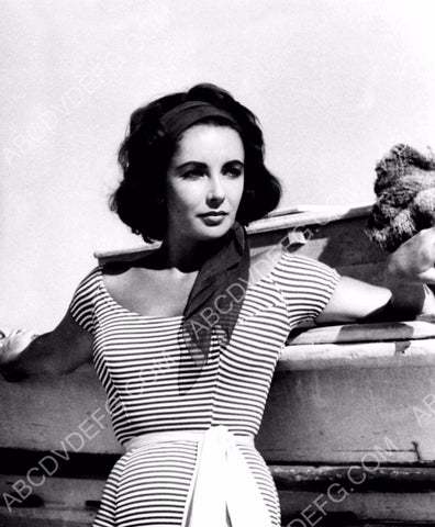 relaxing between scenes Elizabeth Taylor 8b20-1005