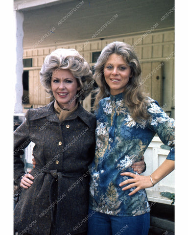 Lindsay Wagner poses with some lady 8b20-10224
