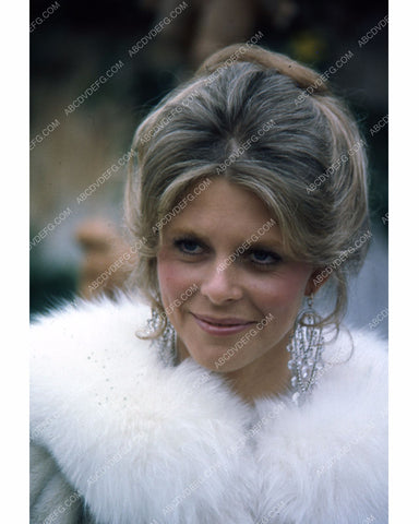 beautiful Lindsay Wagner in white fur 8b20-10228