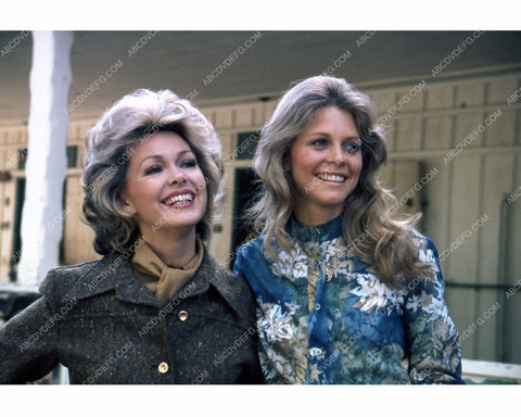 some lady and Lindsay Wagner 8b20-10261