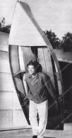 handy Dennis Morgan moves a rowboat 8b20-10329