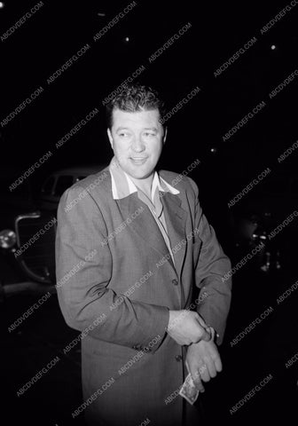 candid Dennis Morgan with dollar bill in hand 8b20-10330