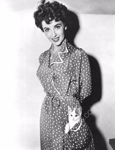 cute pic Elizabeth Taylor with kitty cat in her pocket 8b20-1036