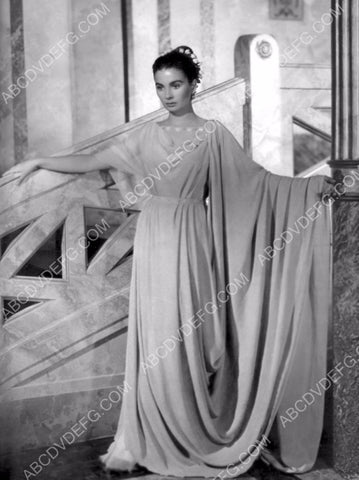 Jean Simmons wearing a robe film The Robe 8b20-10399