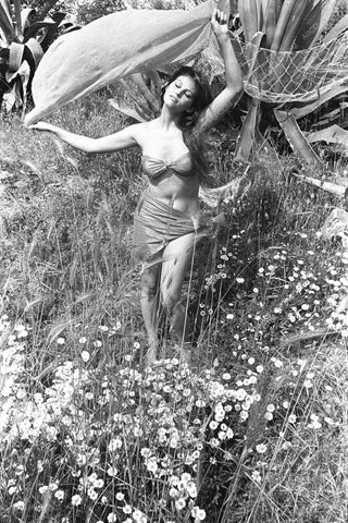 beautiful Claudia Cardinale out in the garden 8b20-10457