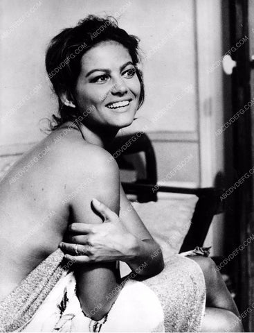 Claudia Cardinale drying off after a bath 8b20-10469