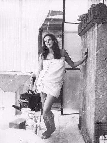 beautiful Claudia Cardinale wrapped in a towel 8b20-10495