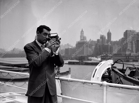 Cary Grant using his home movie camera 8b20-10563