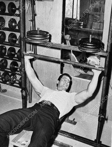 Clint Walker maintains physique in the weight room 8b20-10737