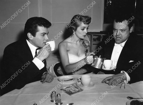 Tony Curtis Janet Leigh Orson Welles all have some coffee 8b20-10938