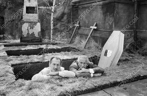 Peter Cushing in a grave on the set 8b20-10967