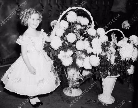 Shirley Temple gets lots of flowers 8b20-1106