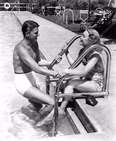 candid Hollywood Ronald Reagan Jane Wyman in the swimming pool 8b20-11304