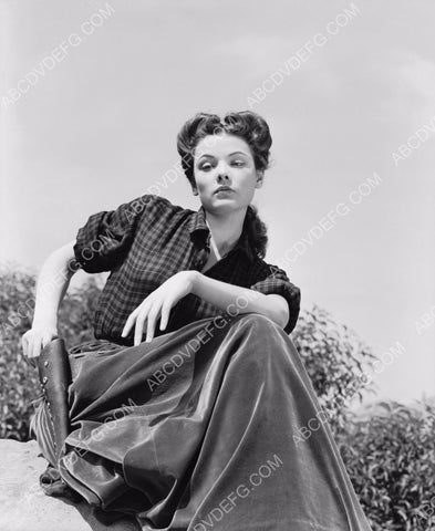 Gene Tierney going for her six gun 8b20-1141