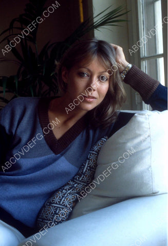 Jenny Agutter on the sofa at home 8b20-11423