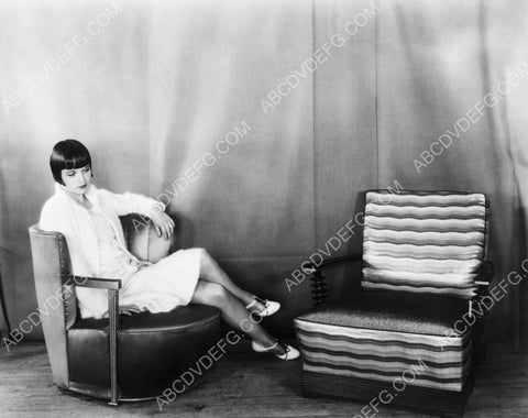 beautiful Louise Brooks seated pic 8b20-11470