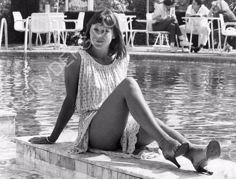 gorgeous Jenny Agutter poolside 8b20-11557