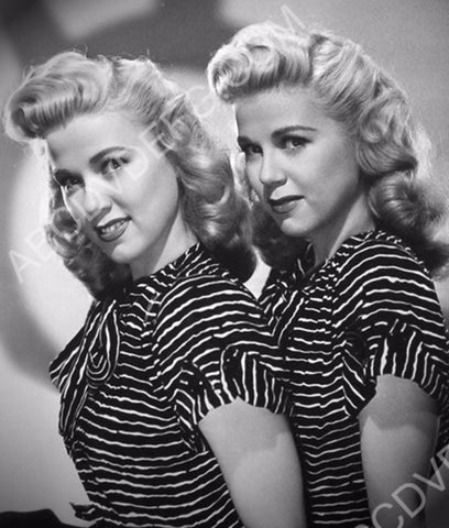 gorgeous twin sisters Lee & Lyn Wilde portrait 8b20-11604