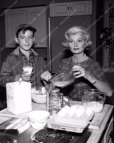 Jerry Mathers Barbara Billingsley at breakfast table TV Leave it to Beaver 8b20-11896