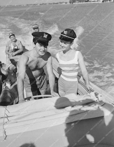 Eddie Fisher Debbie Reynolds go for a boat ride 8b20-12174