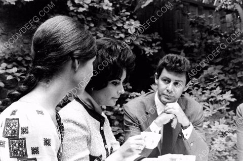 Elizabeth Taylor Eddie Fisher in the outdoors 8b20-12186