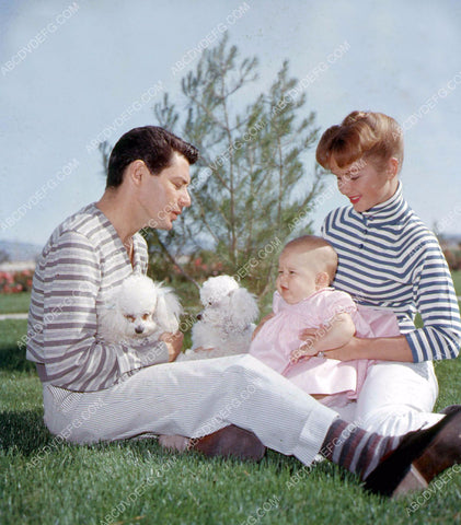 Eddie Fisher Debbie Reynolds and Carrie Fisher play with the dogs 8b20-12187