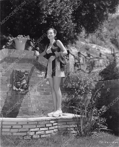 candid Dorothy Lamour in summer wear in the backyard 8b20-12239