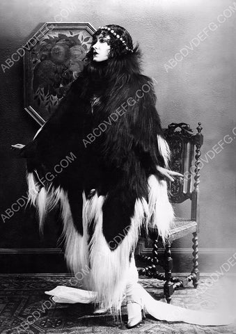 Gloria Swanson in quite the hairy fashion 8b20-12365