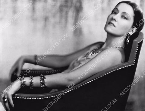 Gloria Swanson seated portrait 8b20-12368