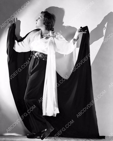 Gloria Swanson in her new fashion 8b20-12394
