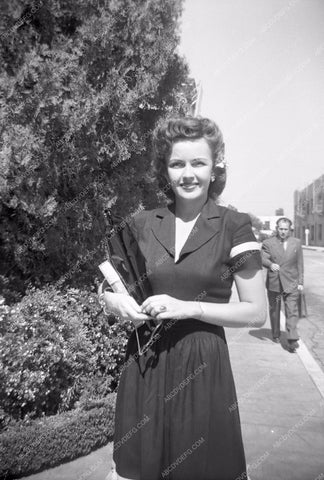 candid Frances Gifford on studio backlot 8b20-12618