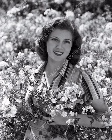 brunette Lana Turner outdoors in the flowers portrait 8b20-1271