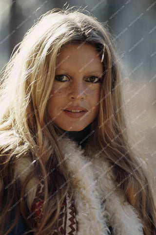 lovely Brigitte Bardot outdoors pic 8b20-12809