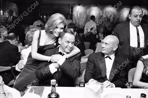 candid Nancy Sinatra Frank Sinatra Yul Brynner 8b20-12965