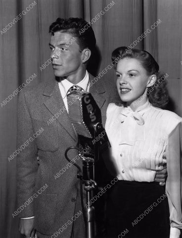 Frank Sinatra Judy Garland at the CBS microphone 8b20-12978