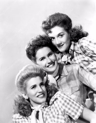 The Andrews Sisters in country fashion prtrait 8b20-13252