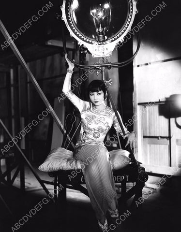 Anna May Wong behind the scenes with cleeg light 8b20-1350