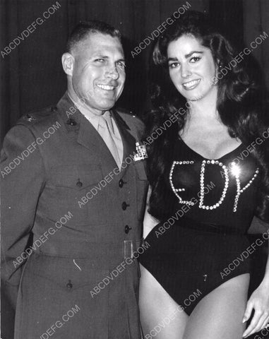 very shapely Edy Williams poses w lucky serviceman 8b20-13620