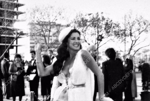 candid Edy Williams waving to the crowd 8b20-13650