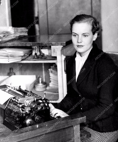 Frances Farmer sitting at the typewriter 8b20-13659